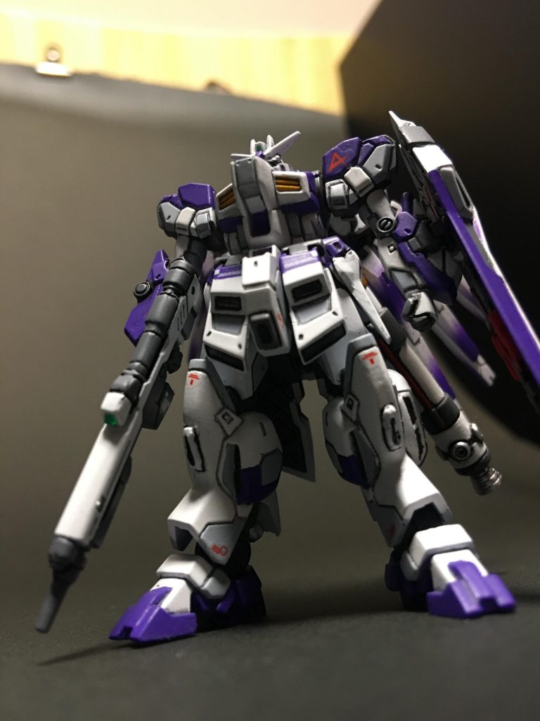 遅ればせながらHi-νガンダム完成致しました。前作のナイチンゲール以上に配色パターンで悩みなんとか納得のいく仕上がりになったと思います。ファンネルのグラデは全集中での一発吹きでやり遂げました！