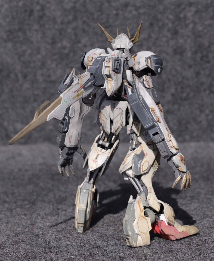 別売のガンダムデカールを貼っています。錆びたような感じも追加してみました。