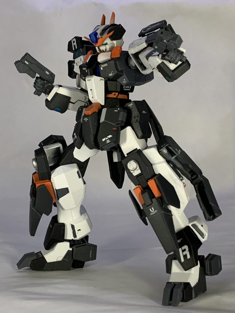 脚部にはGNピストルを装備しています。このGNピストルはケルディムサーガの物を採用しております。