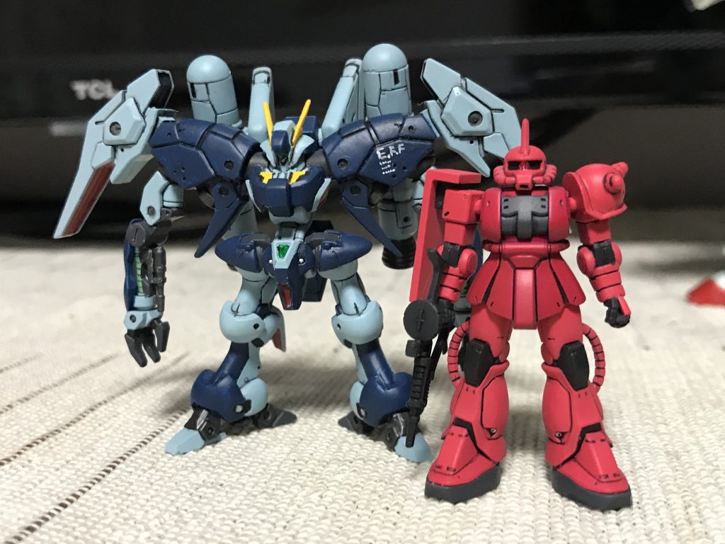 その後塗り終えた1/350シャアザクとツーショット…ほぼ同スケールかと思われ。まさにバンダイが誇る変態技術の変遷の構図ww