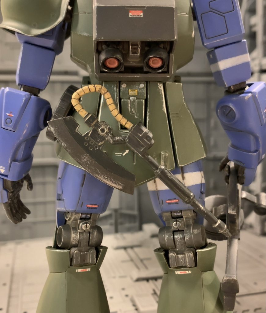 ヒートホークはF2ザクの物です(ラル機付属の大型ヒートホークは派手でイマイチ好きになれなかったので。)マウントもF2ザクの物で、基部を旧ザクに合わせる為プラ棒で新造し、MMP-78用の対空マガジンホルダーは削り取りシンプルにしました。