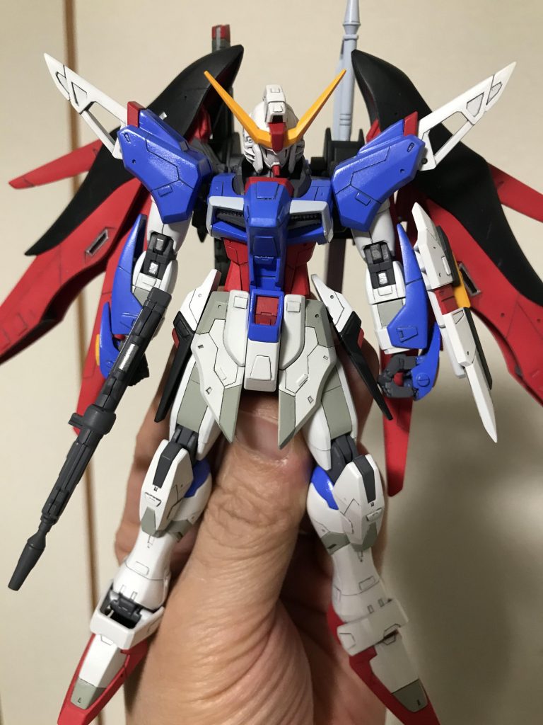 塗装完成。なんか羽の部分がガッサガサだったり、塗り忘れが見つかったりでテンションガタ落ち。腰のフロントアーマーは塗り分けしたくて急遽スジボリ追加→失敗…リカバリも考えましたが妥協を余儀なくされました。iPhoneで写真を撮ると青が強め。本当はもっとスミレ色っぽい淡い色なのに。。