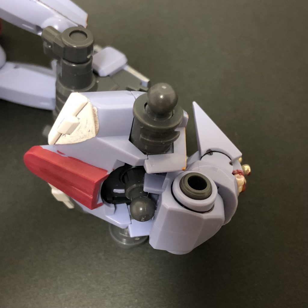 胴体〜頭部の流れは、首の凸パーツに、本来なら背中にくっ付くバックパックパーツを噛ませ、強引に頭部と接合してます。