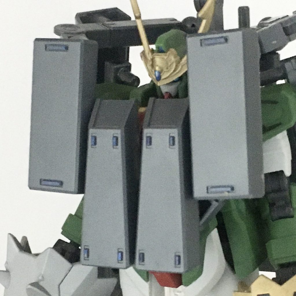 ディフェンスプレート各種。それぞれの装甲板からビームシールドを発生させ、球体状のバリアを展開する。