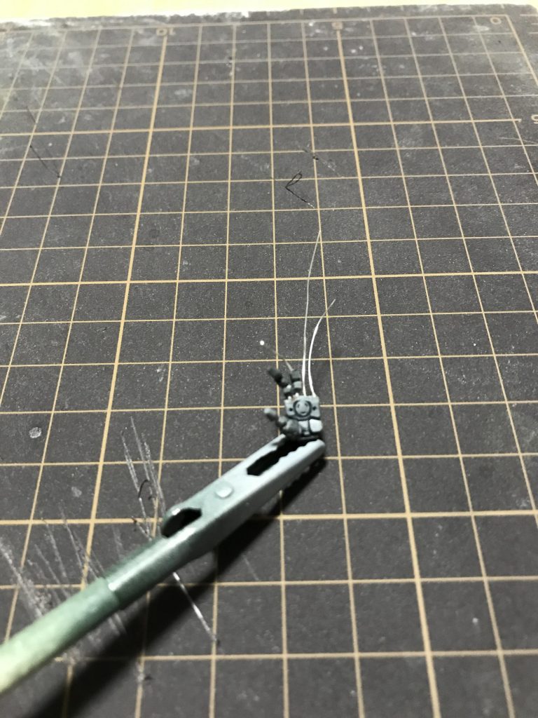 米よりも小さいパーツ。いや、もはやパーツなのかバリなのか分からない小さな物に対して、穴を開けるのもワイヤーを通すのも苦行以外何ものでもない作業だった。 しかし男はやめなかった。