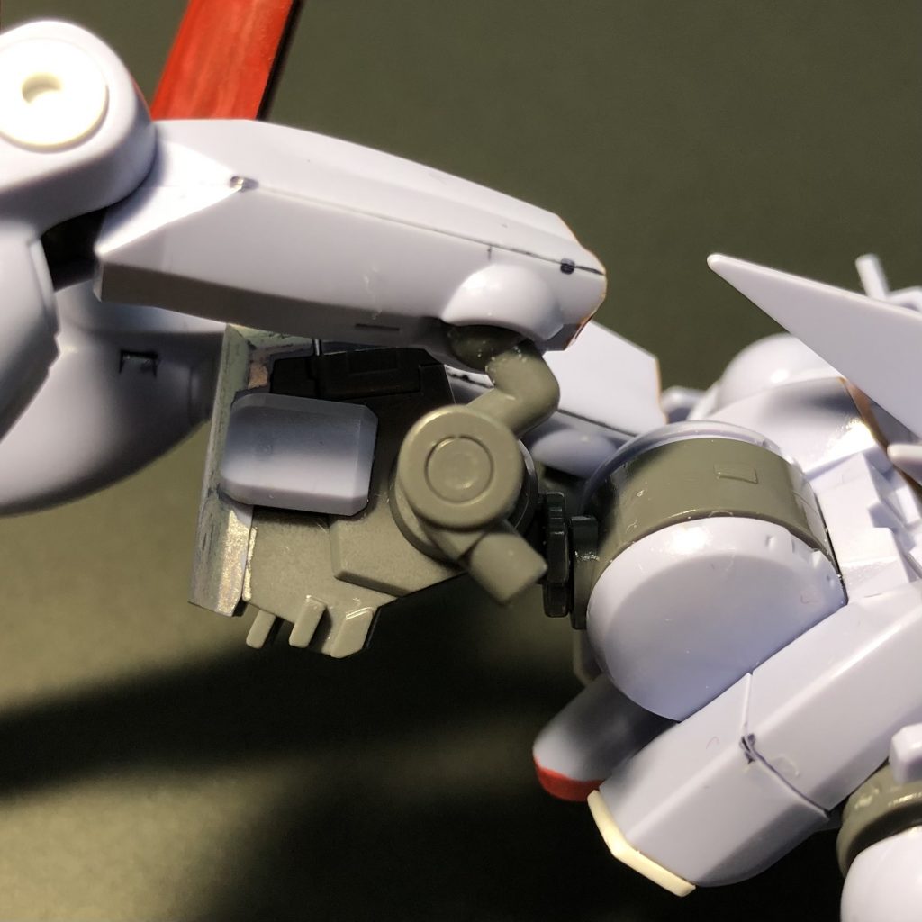 腰は180°逆向きにした上で、エヴァの特徴的な「四つん這い」を再現するのに、足の付け根を繋ぐパーツを左右交換し、可動域を修正しています。