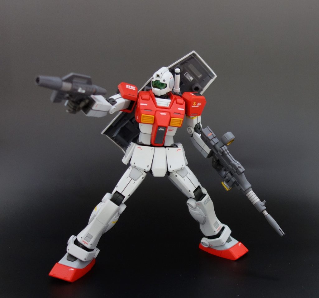 黄色のラインはハセガワのホワイトフィニッシュを黄色に塗装後貼り付けました。製作時にあまった前期型ビームライフルも持たせてあります。