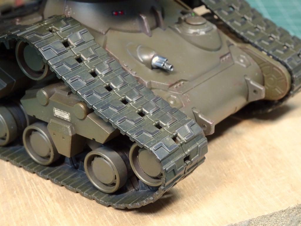 普段ガンプラしか作らない自分が一番困ったのが履帯です。この機体は基本的にコロニー内での使用が前提の様なので泥汚れもなんか違うよな〜と考えると、どの色から始めてどの色で汚すのがいいのか悩んでしまいました。結果、イマイチ重厚感に欠ける仕上がりになってしまったのは自分的には次回への反省点です。 以上、最後までご覧いただきありがとうございました!