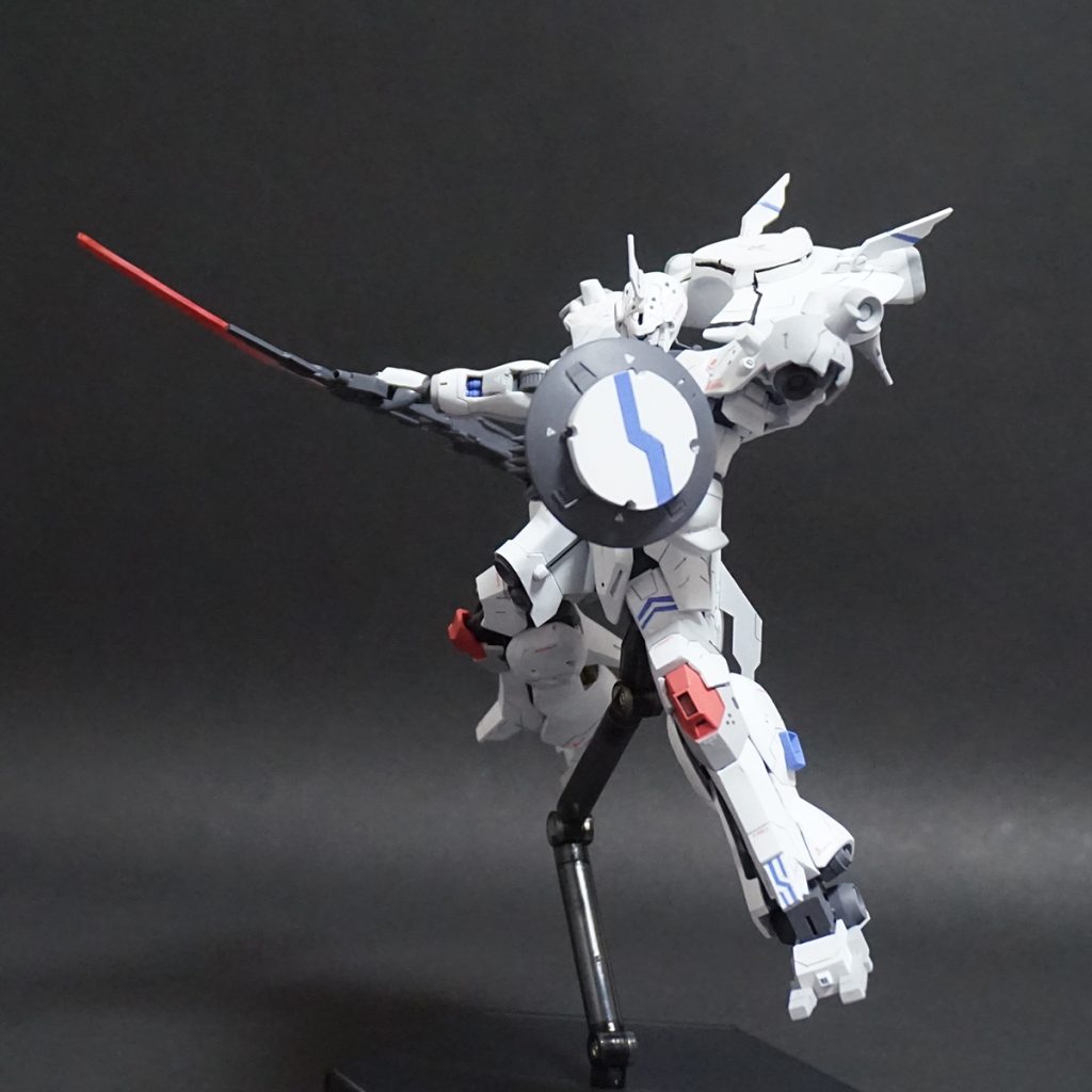 ビームブレイドを構えて