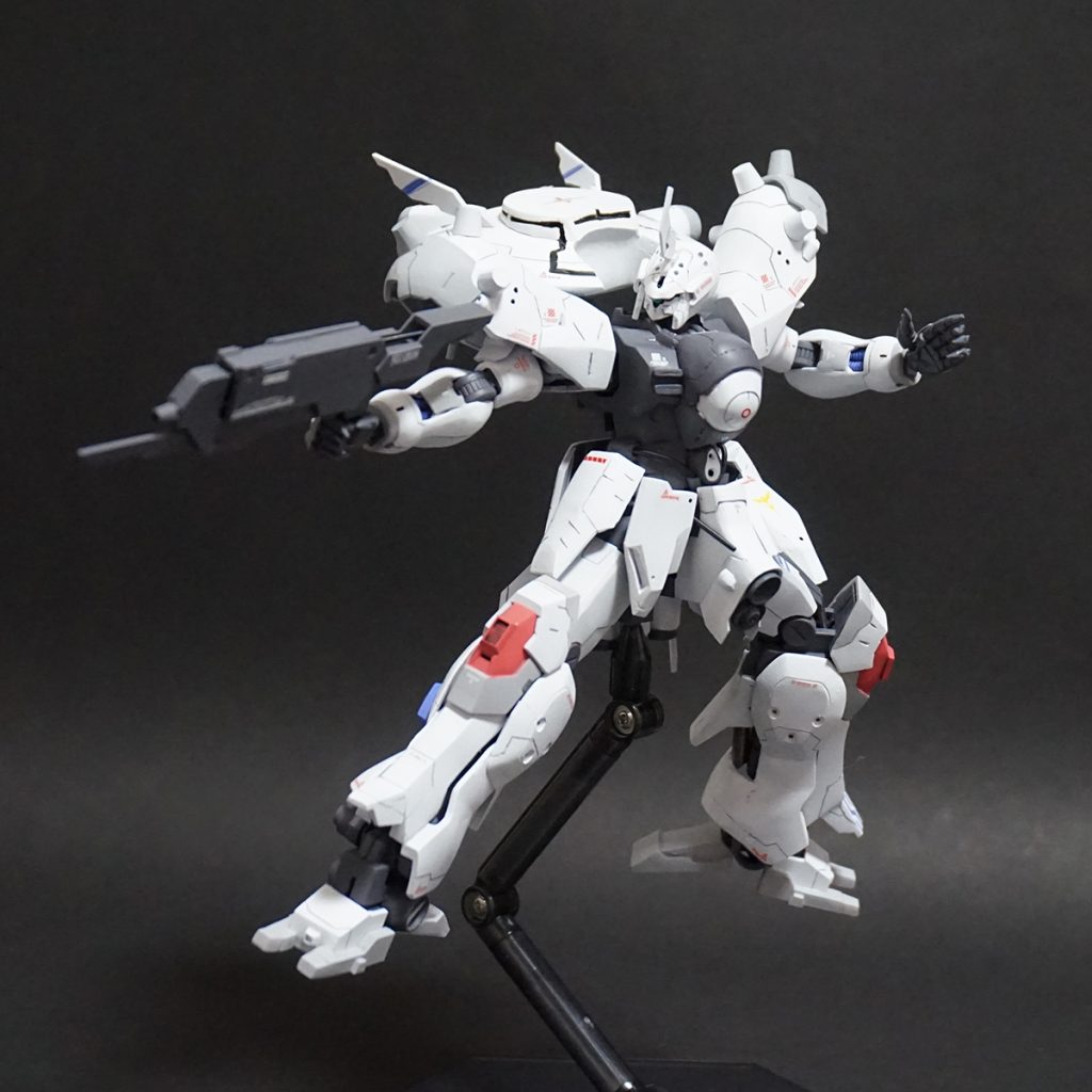 ビームライフルを構えて