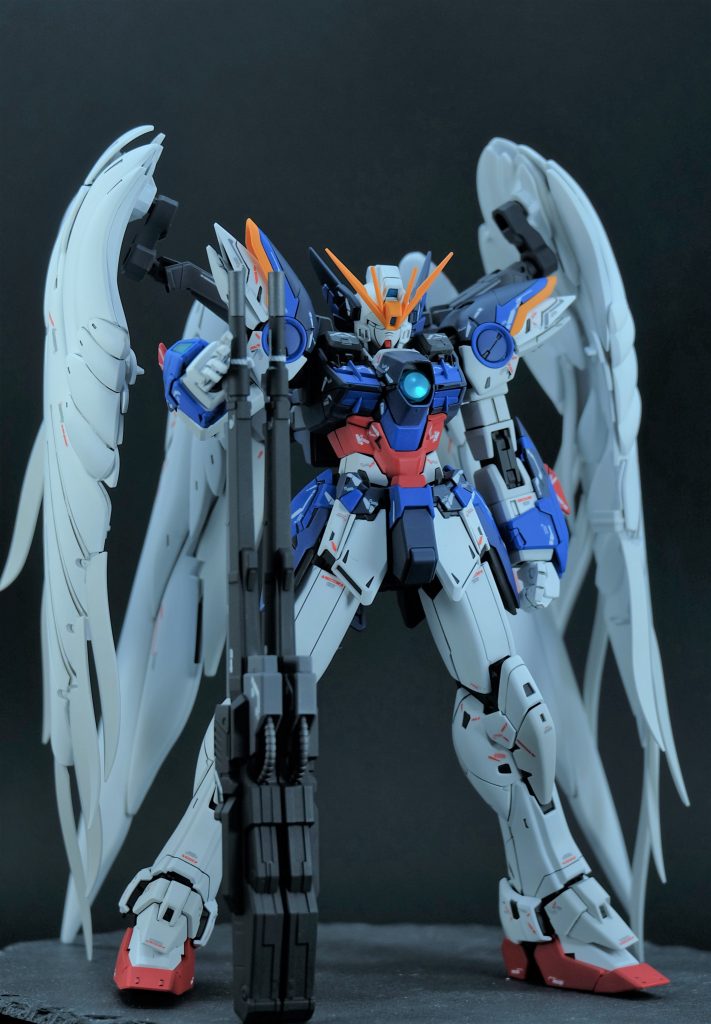 基本的にはシンプルに素組。カメラとレンズ周りに蛍光カラーを使っていつも通り光ります。