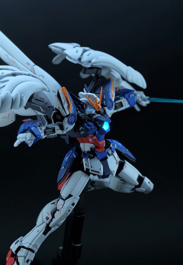 蛍光カラーはブルーが強く出るので発光カラーはブルー寄りになりますね。 