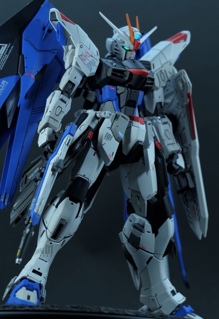 今回はデカールを蛍光カラーで塗ってみましたが、大変なので二度とやらないと思います。・