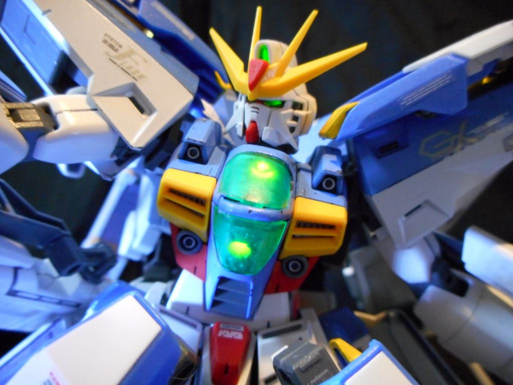 頭部と胸部にＬＥＤを仕込み発光可能