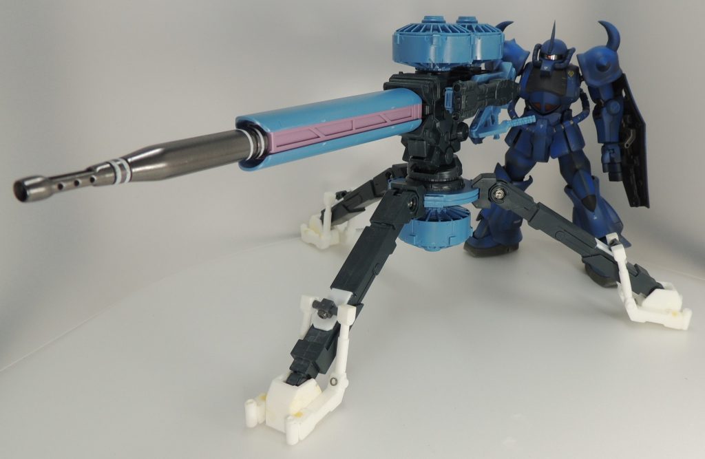 マゼラ・ベースに乗せる前のバランス確認をしているところです。ザクやグフといった通常サイズのMSが、自然にグリップを握ることができるよう、高さの調整には神経を使いました。