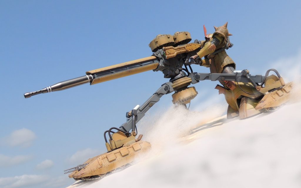 「キュラ、キュラ、キュラ、キュラ・・・・!」闇のオークションで、ショーンが初めて陸上用ビッグ・ガンを目にしたシーンを再現。竜骨街の砂鼠、ロレンツォ・ファミーリアの魔改造ドム・ザク(?)が、陸上用ビッグ・ガンを構えています。このMSは、本編と同じく、ジャンクパーツを寄せ集めて製作しました。