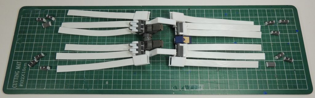 ホバーマントの素材は、カテゴリ5のLANケーブルです。布・ゴム・プラ板等、いろいろと試してみましたが、どれもイマイチで、半ば諦めかけ途方に暮れていたところ、急にアイデアがひらめいたので試用してみることにしました(アムロの額に稲妻が走る感じで、♪チロリロリン!)。適度なサイズ感や柔軟性があり、重さも気にならなかったので即採用しました。