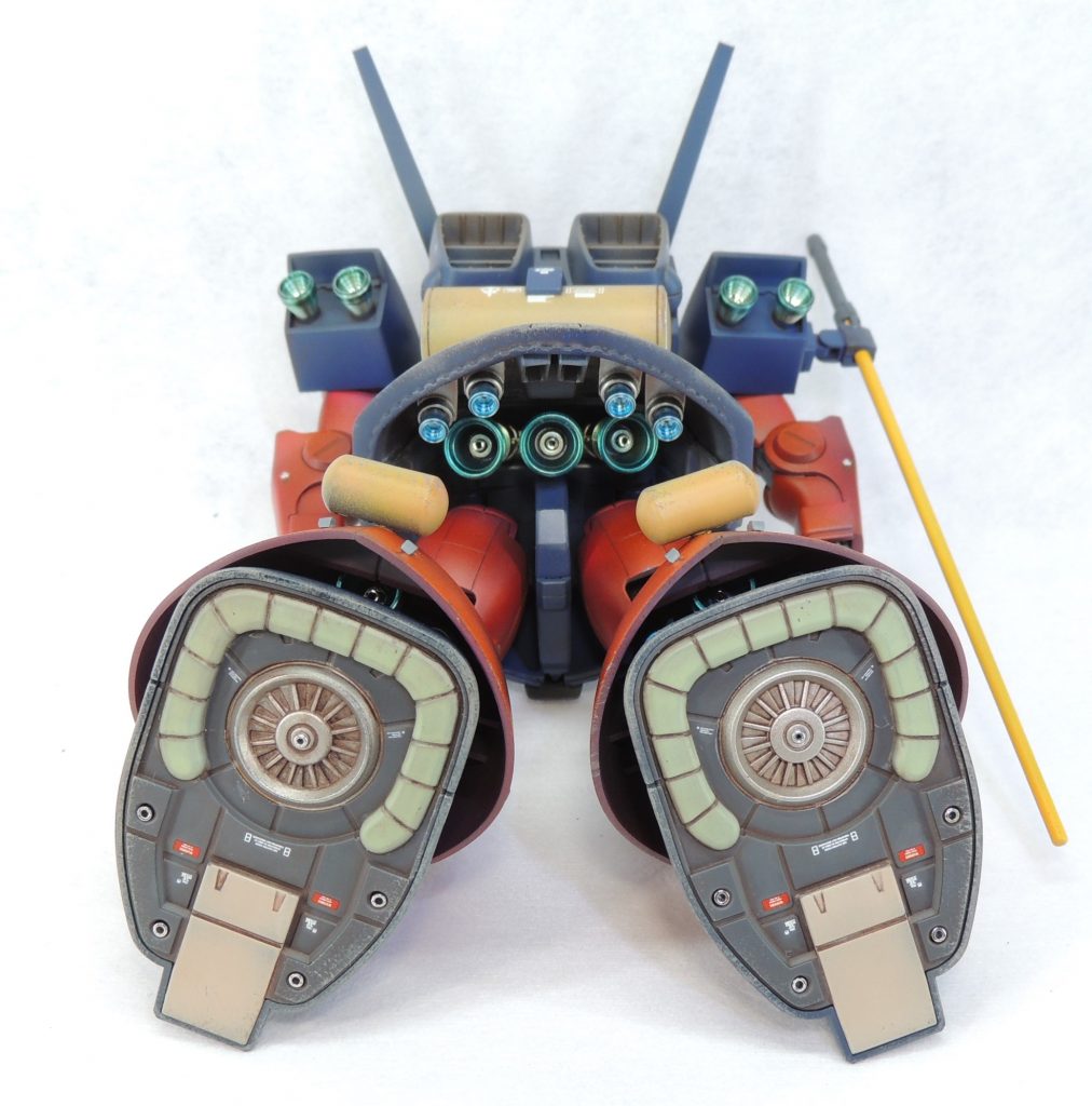 下面からのショットです。脚の裏は丁寧に塗り分けるとともに、マーキングや金属部品の埋込等を行いました。スカート内及び両肩のロケットノズルには金属部品を使用し、クリアブルーとクリアイエローで焼けた表現にしました。両肩のアンテナは、好みでブレード状に変更しています。