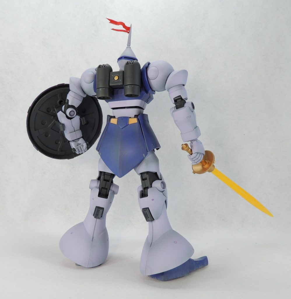 カラーリングについては、濃いブルーの部分は、手持ちのMr.カラーのEXAMブルー2に色の源マゼンタを少々加えて調色しました。薄いブルーの部分は、その色にガンダムホワイトを足したものを使用。関節等のグレー部分は、メカサフのスーパーヘビーです。