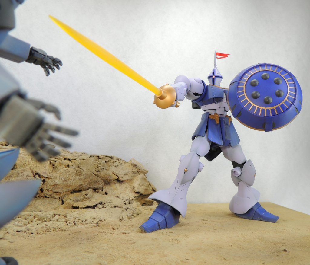 グフ・ショーンカスタムに連打を浴びせるギャン。