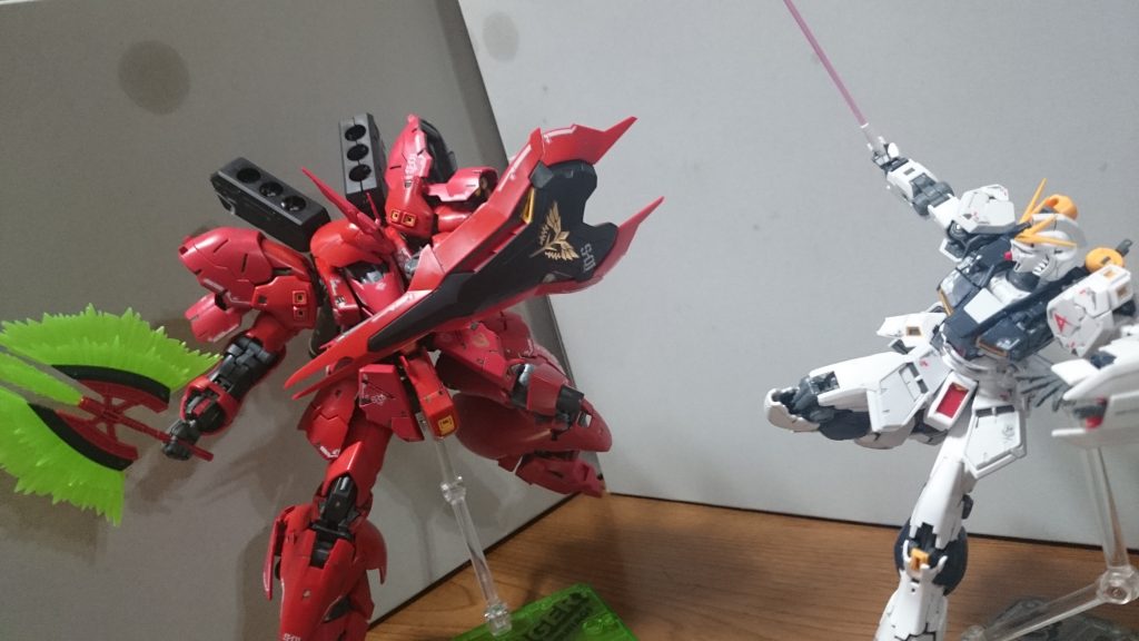 RGサザビーはfigmaやS.H.Figuartsのスタンドは不向きスね。重すぎるし。ネジ限界まで締めても意味ナーシ