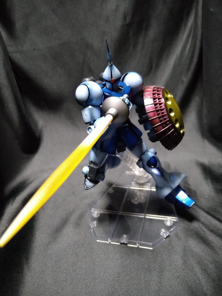 手首のパーツのお陰でこのようなサーベルを突くポーズも難なく取れます。