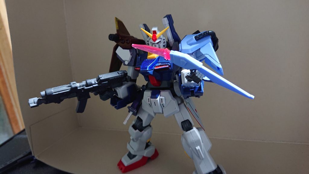 強化形態バージョン1武装変更でビームピストルからヒートナイフに変更し追加武装として右肩にガトリングガン、ミサイルランチャー、左にビームブーメランを追加した事で近、中距離戦がより充実したが総重量が重くなる