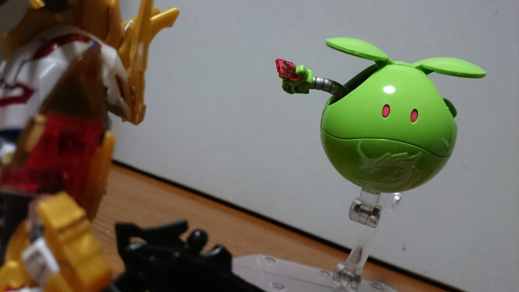 アニメ第1話では劉備に呼応したハロがメモリを排出、その力でバグの撃退を成功する。 ……決してこんな感じのシーンではなかった…！なんかもう、このハロがガンダムさんのハロに見えてきたっス…