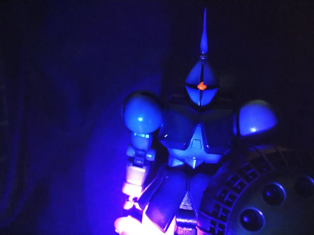 モノアイはＨアイズに蛍光レッドを塗装してますのでUVライトを当てると発光します