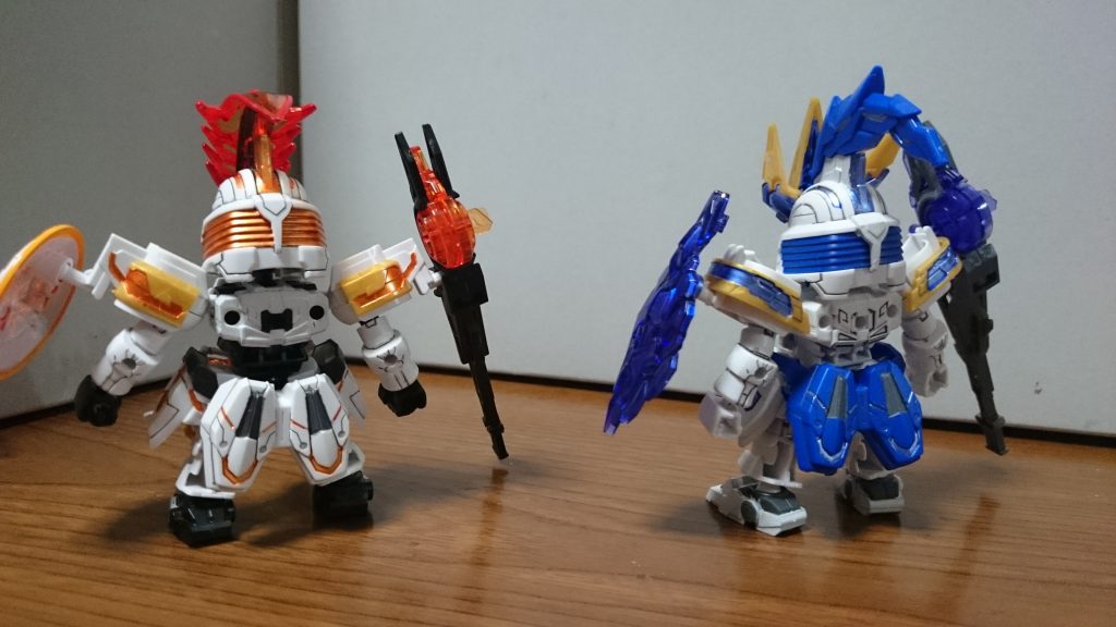 ・比較・背面下半身は配色が違うだけで同じパーツっスね。差違はトサカ～アンテナ、マスク、肩、盾くらいスかね 