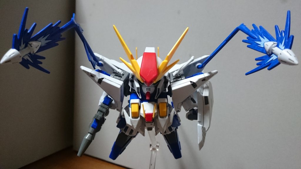 胸のアンテナは頭部への干渉、接着箇所の狭さ、手持ちから流用できるパーツ…etc. を考慮した結果、HGUCクロスボーン・ガンダムX1の頭部アンテナを使用したっスちょっと小振りかもだけど、SDであることも考えて敢えて小さめのものに。(……接着箇所の狭さが一番の理由ではあるけれど)