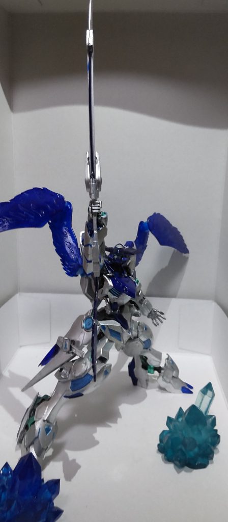 本機は胸部に2基の大出力魔力炉、脚部に2基の魔力増幅機を装備しているため他の機体に比べ機体そのものの出力はありえないレベルで高いが、起動時及び戦闘時に膨大な量の搭乗者の魔力を喰らうため規格外の魔力を持つ本パイロット以外は乗れない機体となっている。(お薬漬けにすれば理論上は一般人でも搭乗可能)本機の魔術属性はパイロットと同じく幻想。主に使用可能な魔術は敵の攻撃を分解し己の魔力に変換し吸収する＜幻想の壁＞任意の存在を拒絶し消去する＜無幻葬送＞魔力そのものをエネルギーに変換し放出する＜魔力砲＞の3つである。(書いてるだけだとどっからどう見てもチート…)戦闘スタイルは魔術はほとんど使用せず、大出力を生かして戦場を駆け巡りながら中近距離で戦う至って単純明解なスタイル。 