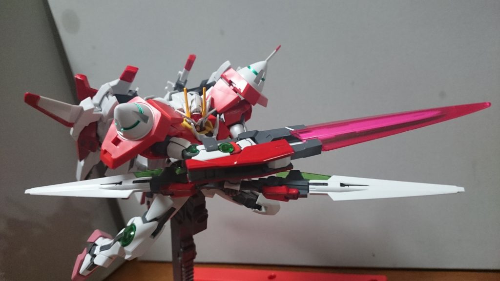 ・GNソードII&III青い部分をレッドで塗装っスちなみにダブルオーのGNソードIIのクリスタルセンサーはスカイブルーなんスけど、ザンユニット装備だとグリーンになるんだとか。ちなみにセブンソード/Gに付属するショート&ロングのクリスタルセンサーもグリーンっス