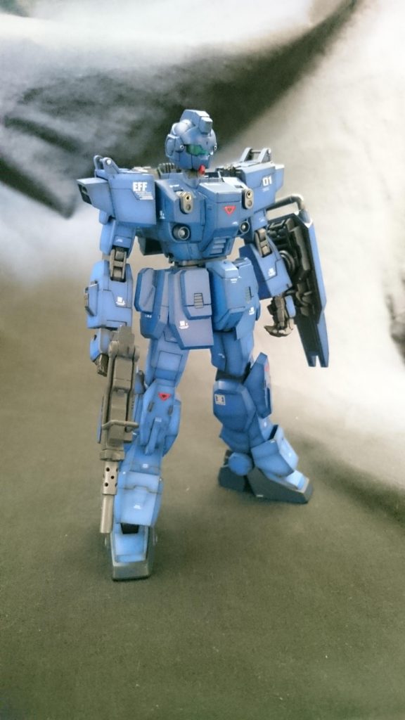 脚部は設定画風の位置にアンクルアーマーをスプリングで取り付けました。