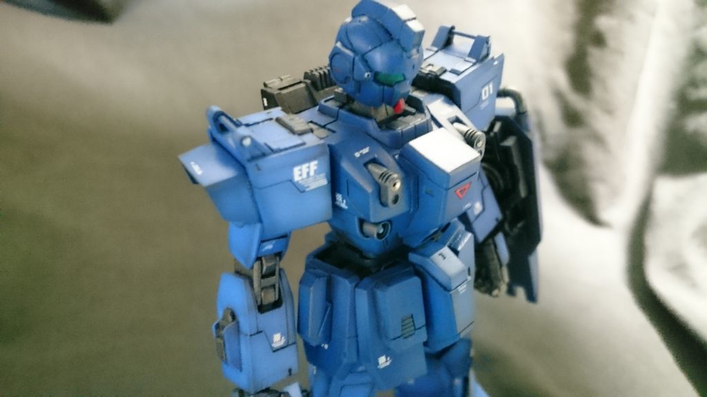 胸部マシンガンのスリットを開口してピンソケットを埋め込み。