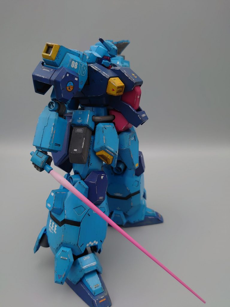 ビームサーベルも蛍光ピンクとホワイトで塗装しました。