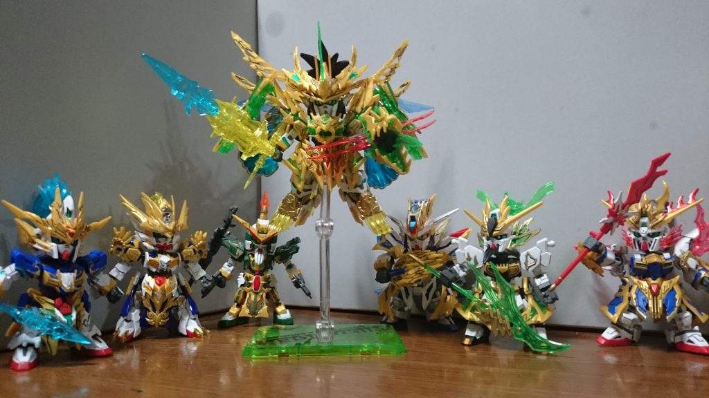 皆の力を劉備へ！「三国伝」は翔烈帝の装備を他の武将へと分け与えてたけど、今回は劉備に集中する形っスね。装備を取られた6人はだいぶすっきりとした姿に(笑)