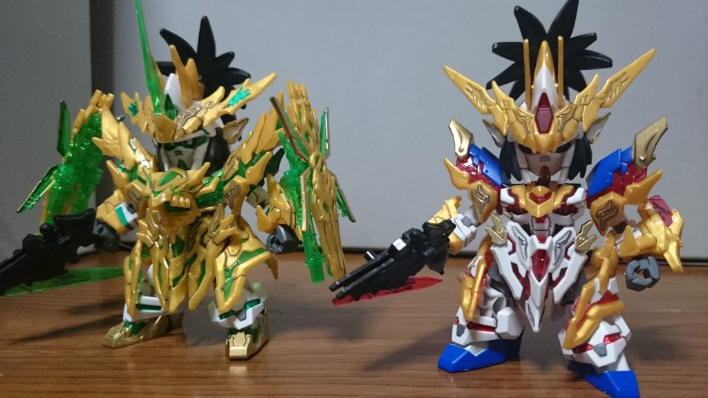 ・劉備ユニコーンガンダムと比較色以外の変更箇所は……・アンテナ(形状が一部変化、龍のモールドにユニコーンの角が追加&中央の一角をプラス)・胸部(龍の頭部のような形状に変更)・肩(前面のゴールド以外のパーツを変更。上部の形状が変化し、万賢龍盾を取り付けるジョイントを追加)・左ガントレット(形状が変更)・フロントアーマー(パワーアップ前の形状の面影はあるものの、色数が減り、部分塗装の必要がなくなる)・スリッパ(全体的にユニコーンのスリッパの形状に近く)・股下(合体ギミック用のジョイントが追加)他のドラゴンズ・ウォッチの武将たちのパーツを使った合体ギミックもやってみたかったんスけど、火の玉ボーイこと馬超がまだ手に入っていないので、手に入り次第……