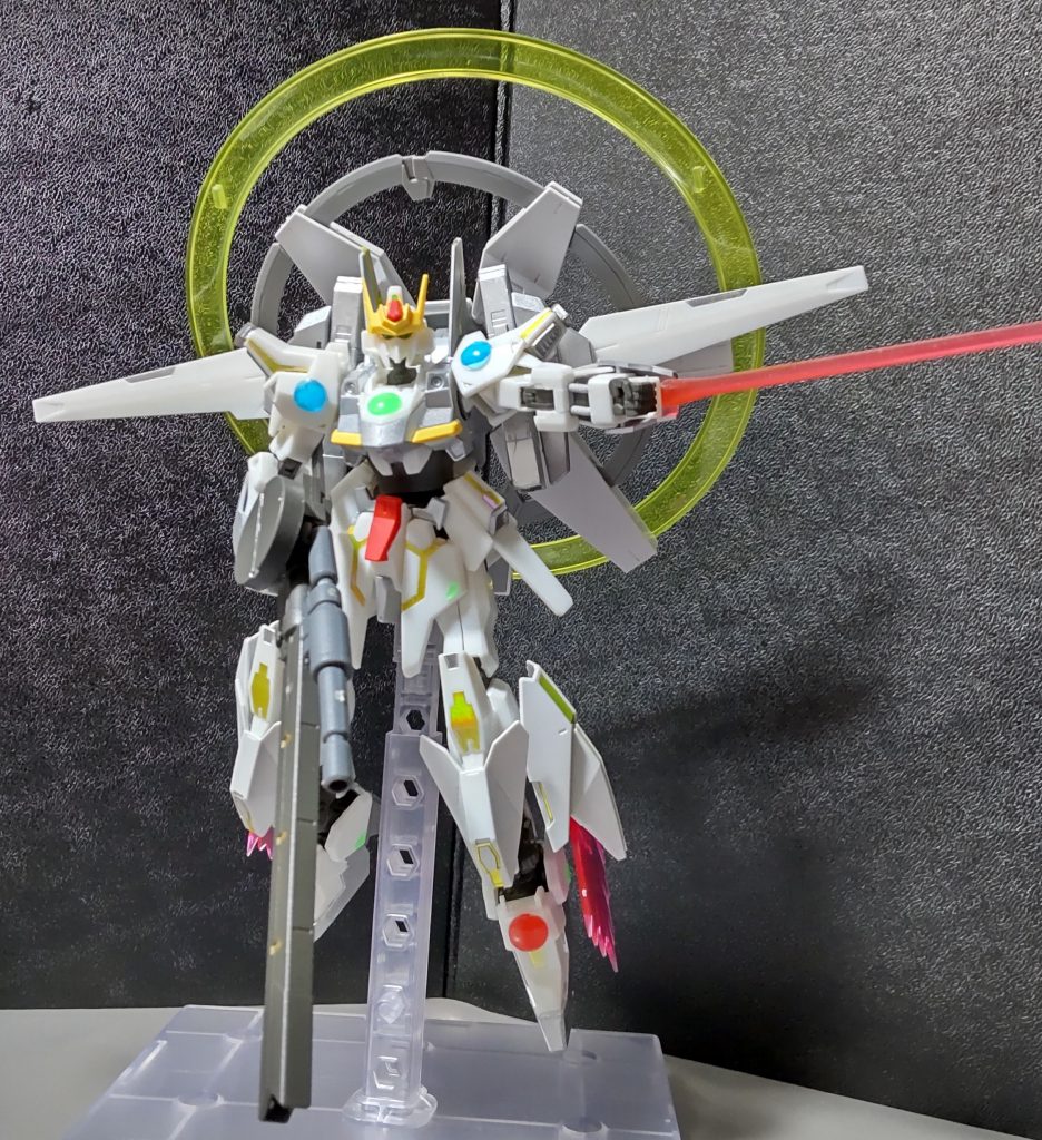 ビームサーベルの場合はZガンダムがヤザンのハンブラビをたたっ斬った時の威力になります。また写真のようにサーベルを持たずとも、一直線上にビームエネルギーを放出する事も出来ます。(某巨神のように)