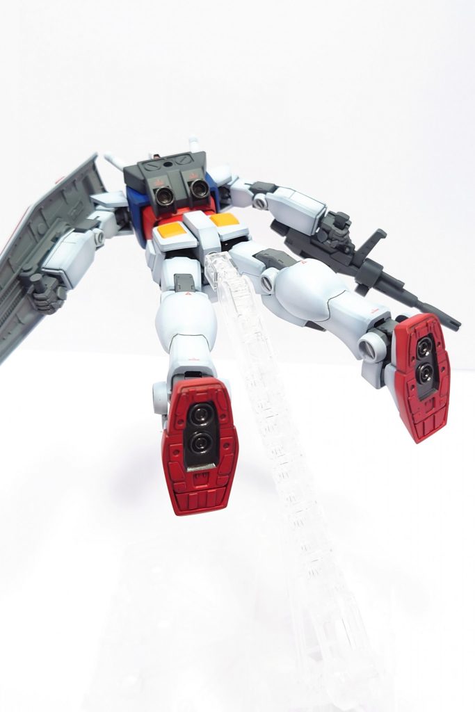 足裏等、各部の肉抜きは処理してます。目立つ関節の隙間も修正。バーニアはメタリックカラーでアクセントに。