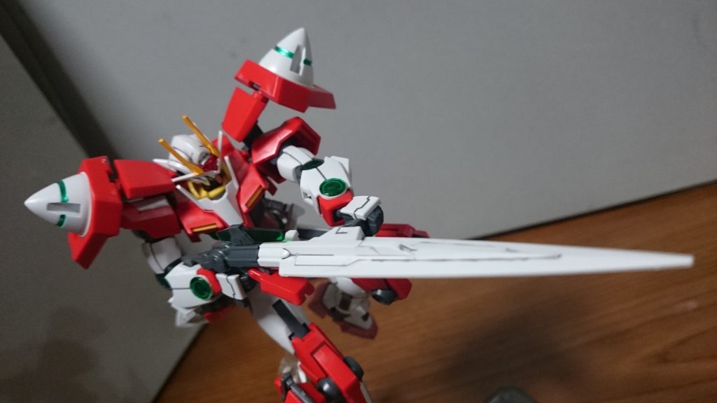 ライフルモードに切り換え～相変わらず、ライフルモードは保持が不安定だけど、前腕のコネクタ部を開口してるので、ひっかかりが出来、ホンの少しだけ安定