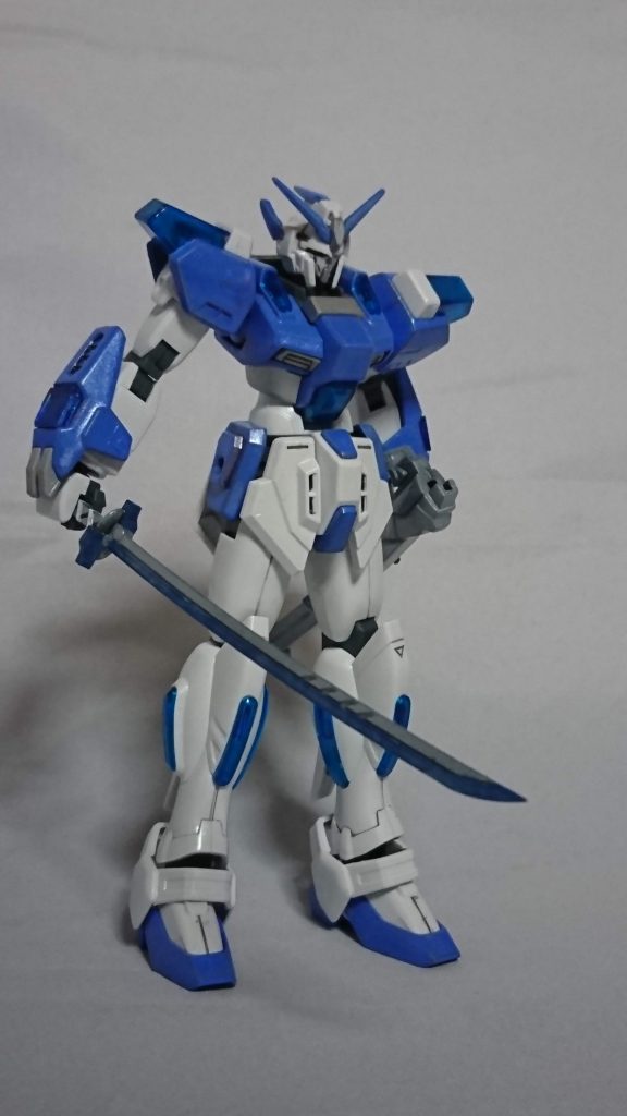 スターバーニングをベースに頭部をシャイニングブレイク、腰をマウントの関係でジャスティスナイトのものを使用、名前に合わせて銀や青基調に全体的にホワイトパールを吹きました