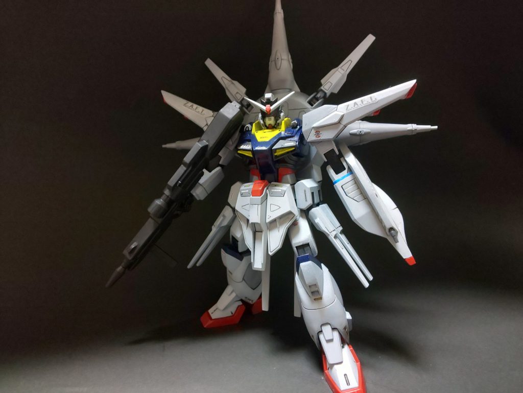 腕の養生のマスキングテープが見えてる・・