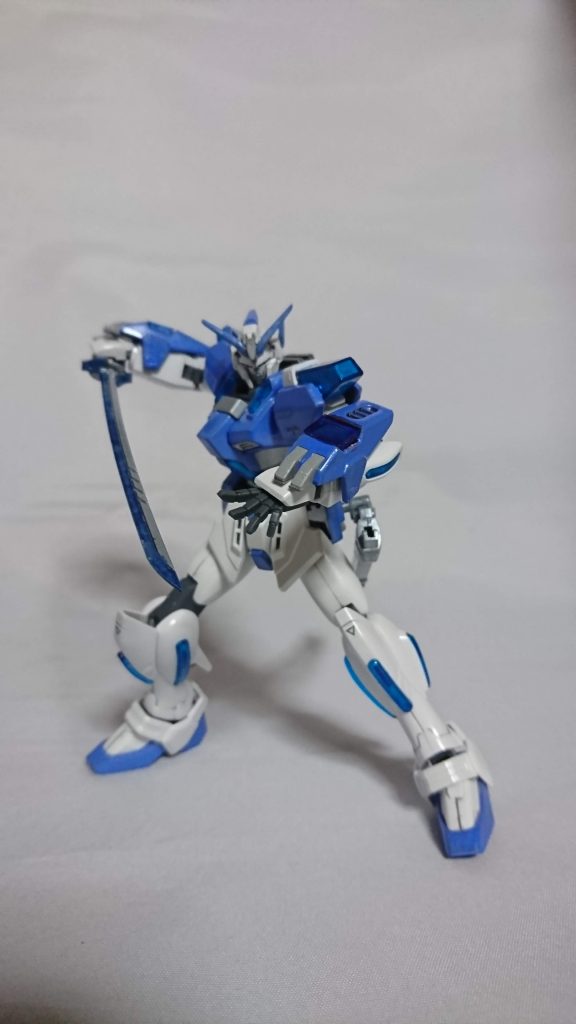 刀はビルダーズパーツからMSランチャー01に付属する刀を使用、二刀流にしてもよかったんですが、機体のバランスや機動型ってことを考慮した結果一刀流にしました、