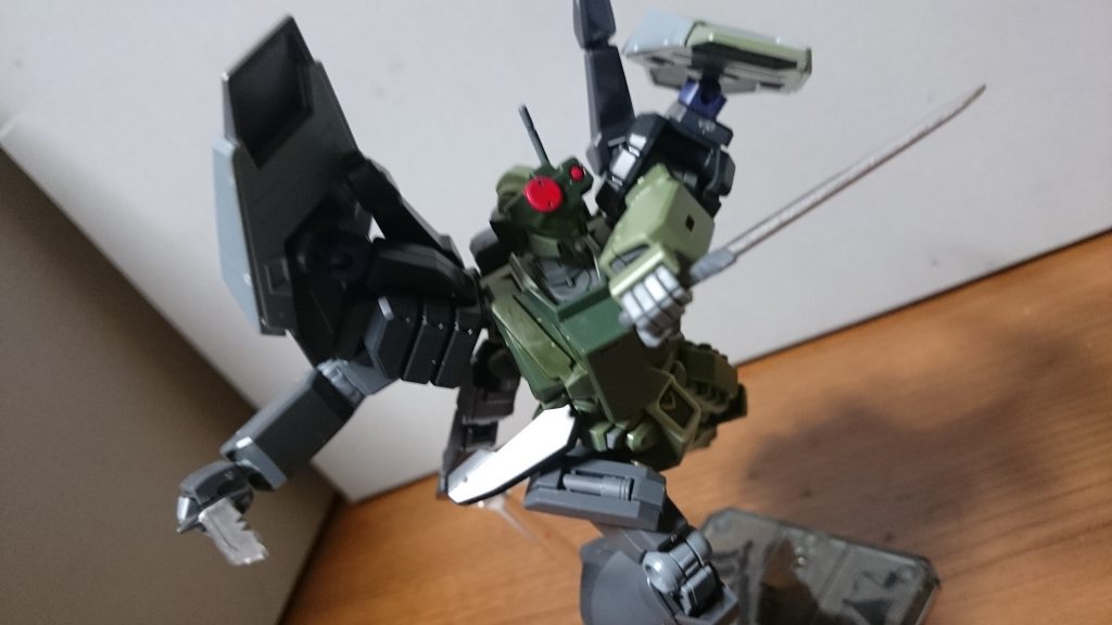 ナイフは、まぁ、いつも通り。ブレード部分をシルバー下地のシャインシルバーで塗装マウントパーツは腰へ移動してるけど、軸がやや短いためちょいちょいぽろるっス