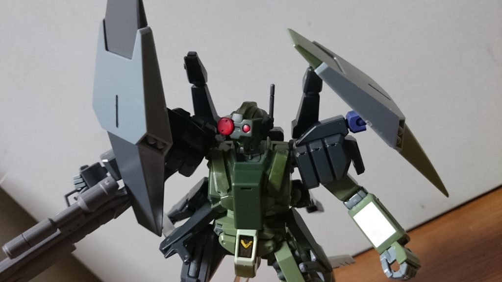 ボールジョイントなので、シールドを前面に向けることも