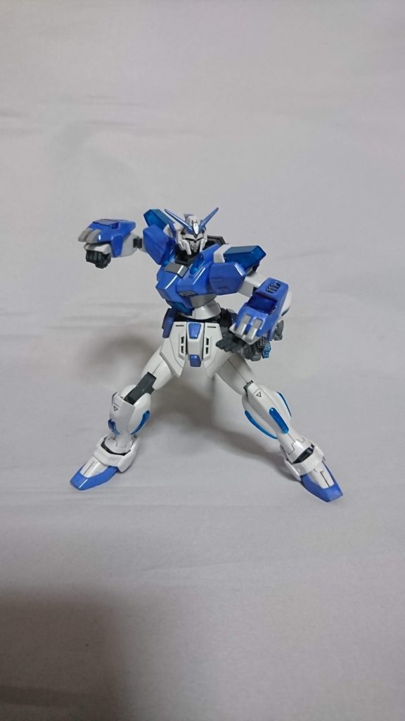 ガントレッドの近接格闘時展開はそのままにしました、ただ爪の可動は邪魔なので接着して固定しました 