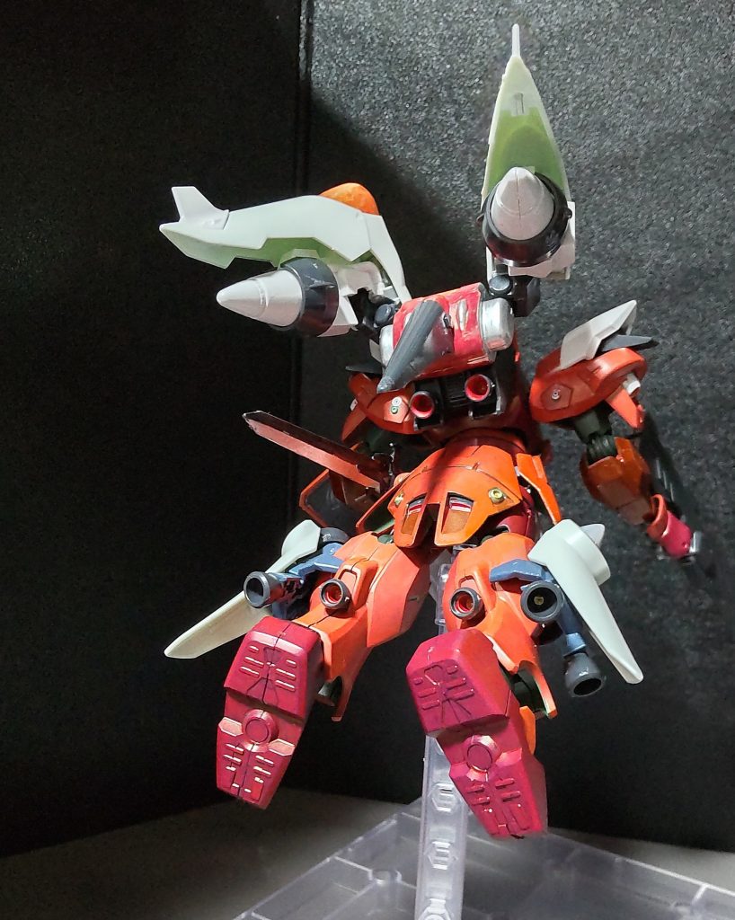 メインスラスターを全開にした状態の後ろ姿。ハイマニューバの名の通り、すごい速さで戦場を駆け抜けそうですね。以降から武装についての紹介