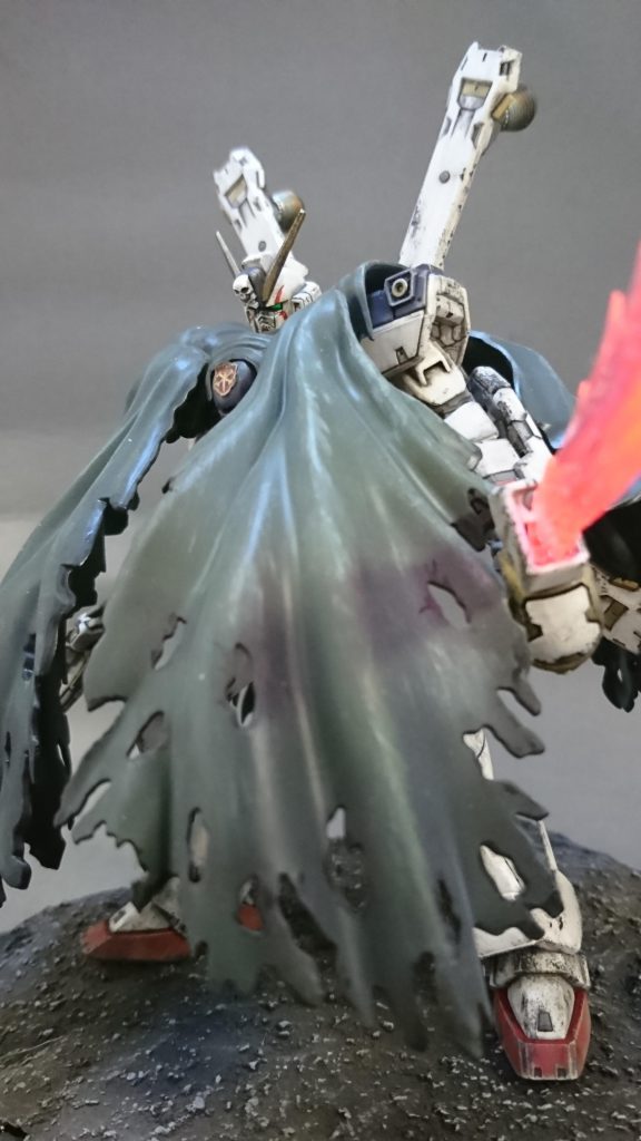 ABCマント。薄いグリーンでドライブラシをして生地が擦れた感じを表現してみましたが......上手くいってるんかな、コレ?あと一応裾のところにはブラックを塗って焦げ付きを表現しています。