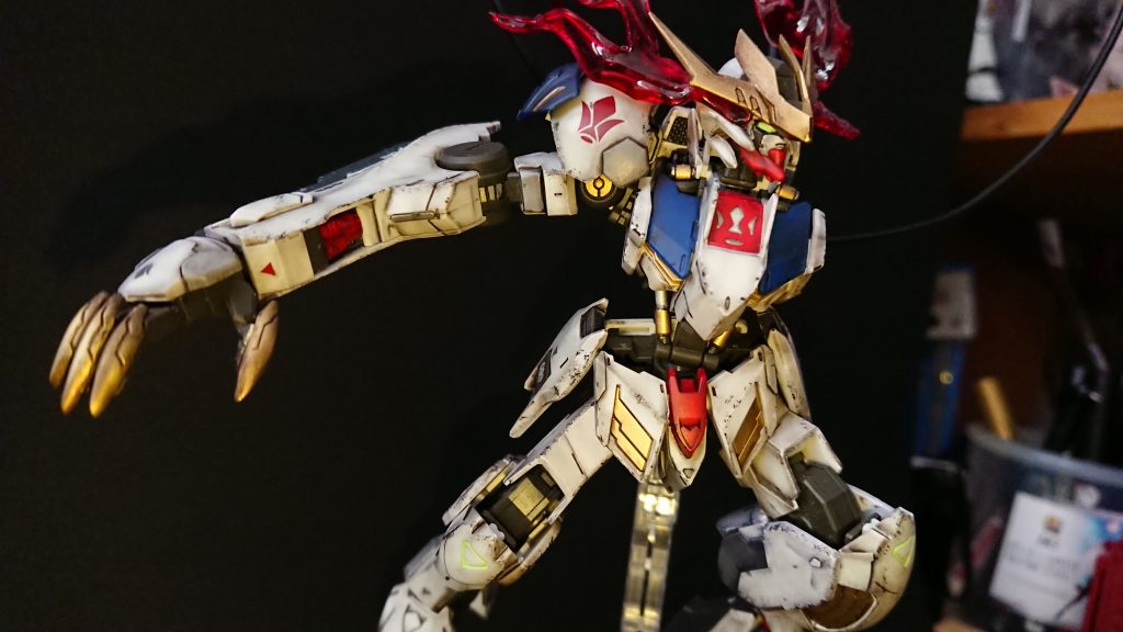 部分塗装はガンダムマーカーを筆塗りで。チッピングはアクリルを使いました。